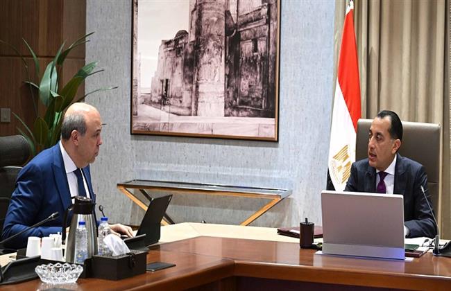 رئيس الوزراء يتابع مع وزير الطيران المدني الموقف التنفيذي لمشروع "مبنى 4" بمطار القاهرة