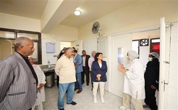 نائبة محافظ البحر الأحمر تتفقد عددًا من المدارس والمشروعات الخدمية بمدينة رأس غارب