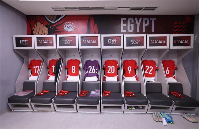 تصفيات كأس العالم.. قمصان المنتخب تزين استاد القاهرة قبل لقاء غينيا بيساو| صور