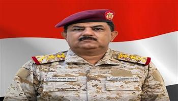 وزير الدفاع اليمني يبحث مع بعثة من الصليب الأحمر التعاون المشترك