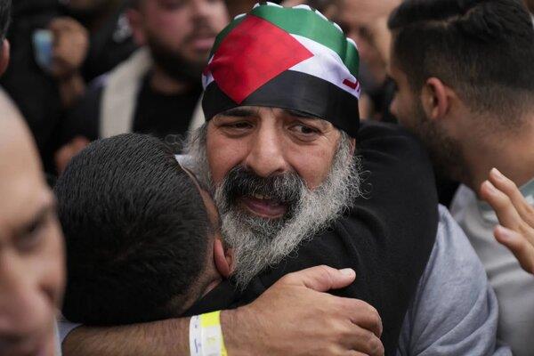 إعلام فلسطيني: تحرك شاحنات مصلحة السجون الإسرائيلية لإطلاق سراح الأسرى الفلسطينيين