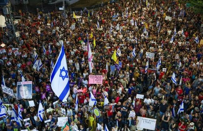 إعلام إسرائيلي: مئات الإسرائيليين يحتشدون وسط تل أبيب في ساحة المحتجزين قبيل تنفيذ صفقة التبادل
