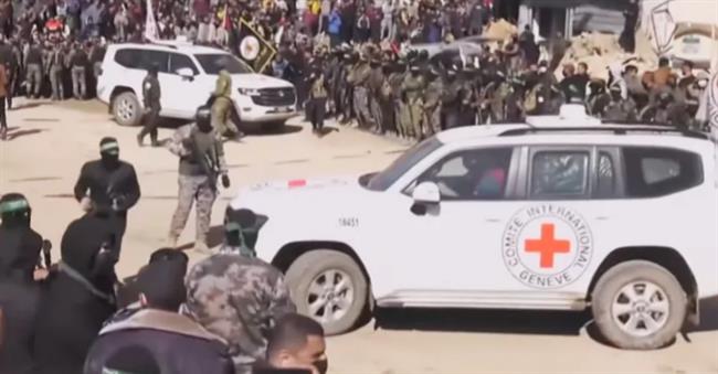 إعلام إسرائيلي: الجيش تسلم 7 محتجزين من الصليب الأحمر في إطار الدفعة الأولى