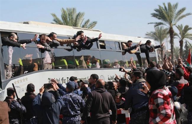رويترز: 1966 فلسطينياً المقرر إطلاق سراحهم صعدوا على متن حافلات تمهيداً للإفراج عنهم