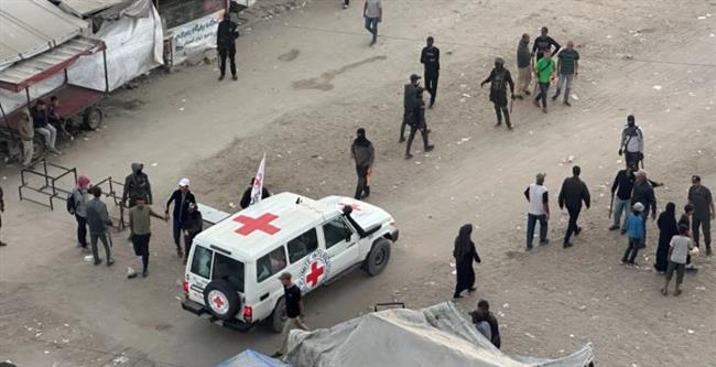 جيش الاحتلال: تسلمنا 13 محتجزا من الصليب الأحمر وهم في طريقهم إلى قواتنا بغزة