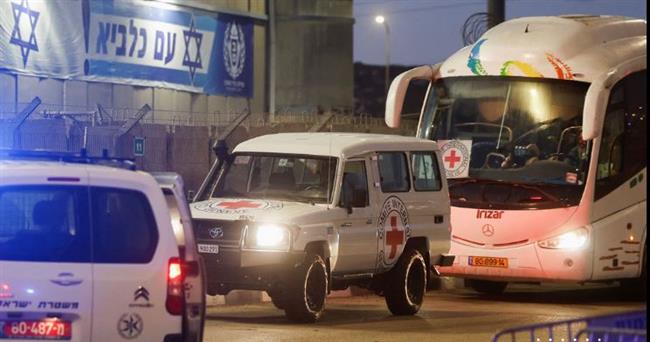 حافلات تغادر سجن عوفر في الضفة الغربية تقل أسرى فلسطينيين بعد الإفراج عنهم   