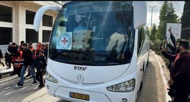 وصول أول حافلة تقل أسرى فلسطينيين إلى غزة