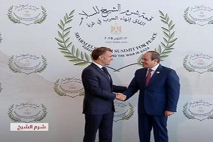 الرئيس السيسي يستقبل نظيره الفرنسي لدى وصوله شرم الشيخ للمشاركة في قمة السلام 