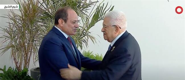 الرئيس السيسي يستقبل نظيره الفلسطيني فور وصوله للمشاركة بقمة شرم الشيخ للسلام