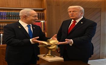 نتنياهو يهدي ترامب حمامة ذهبية أثناء وجوده في الكنيست 