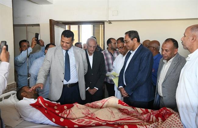 محافظ قنا يزور مصابي حادث أتوبيس عمال الألومنيوم ويطمئن على حالتهم الصحية
