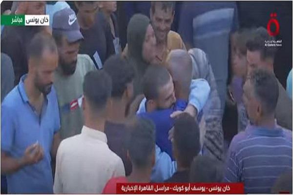 وصول أسرى فلسطينيين إلى مجمع ناصر بخان يونس بعد إطلاق سراحهم