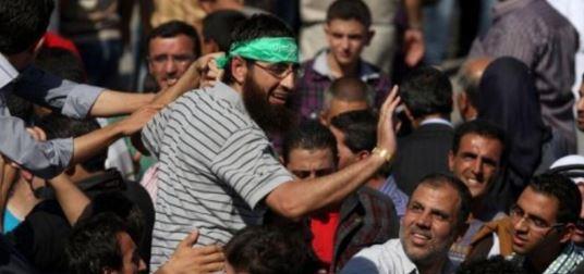 مشاهد مؤثرة من خان يونس.. لحظة وصول الأسرى المحررين إلى مجمع ناصر 