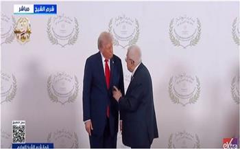 ترامب يصافح الرئيس الفلسطيني على هامش قمة السلام في شرم الشيخ (صور)