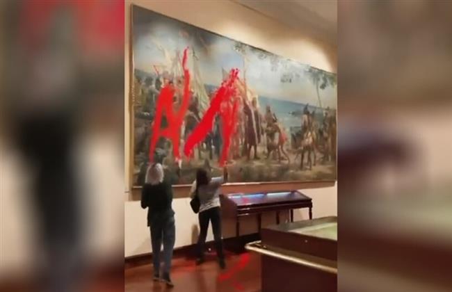 فيديو.. طلاء على لوحة كريستوفر كولومبوس اعتراضًا على احتفال وطني إسباني