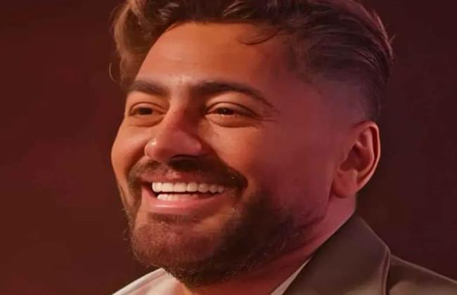 تامر حسني يشارك فيديو يجمعه بطفلة في مطعم...تفاصيل