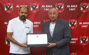 محمود الخطيب يكرم عماد النحاس بعد نهاية مهمته مع الأهلي