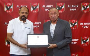 محمود الخطيب يكرم عماد النحاس بعد نهاية مهمته مع الأهلي