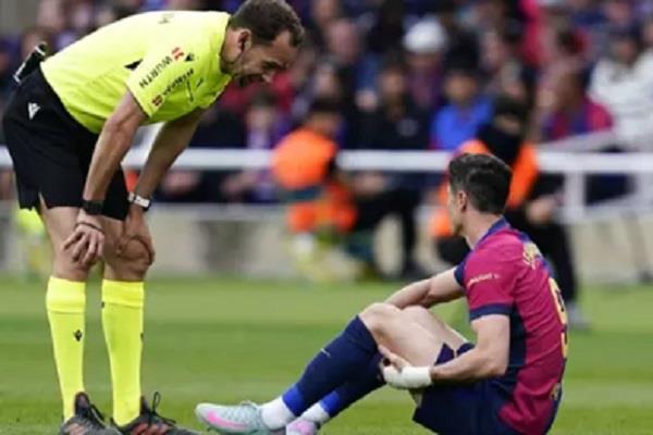 برشلونة يعلن إصابة مهاجمه روبرت ليفاندوفسكي
