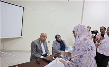 محافظ المنيا يستمع لمطالب الأهالي ويوجه بتيسير إجراءات توصيل خطوط مياه الشرب بقرية بيلا المستجدة