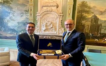 سفير مصر بلاهاي يسلم دعوة الرئيس السيسي لملك هولندا للمشاركة في حفل افتتاح المتحف المصري الكبير