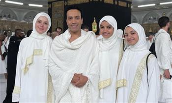 سامح حسين يؤدي العمرة مع أسرته: «ما أعظمها من رحلة.. اللهم تقبل»