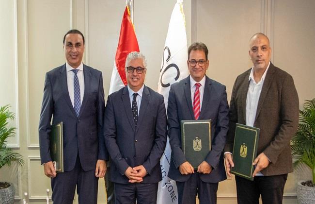 رئيس اقتصادية قناة السويس يشهد توقيع عقد مشروع شركة "انفينيتي فابريك" لتصنيع الخيوط والمنسوجات