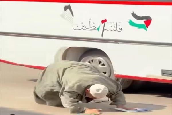 سقوط مسن من أتوبيس بعد مشادة مع المحصل يثير حالة غضب.. والأمن يفحص فيديو الواقعة| صور