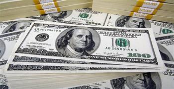 الدولار يتراجع وسط توتر تجاري متصاعد وتوقعات متزايدة بخفض الفائدة الأمريكية  