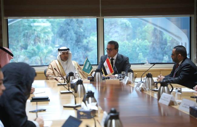 وزير الصحة يبحث مع نظيره السعودي تعزيز التعاون المشترك وتوطين الصناعات الدوائية