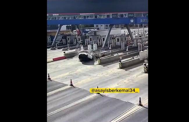في لمح البصر.. سيارة تنقسم إلى نصفين في تركيا (فيديو) 