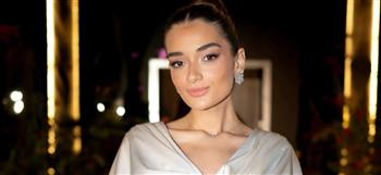 ملك زاهر بتصميم مميز في عرض أزياء