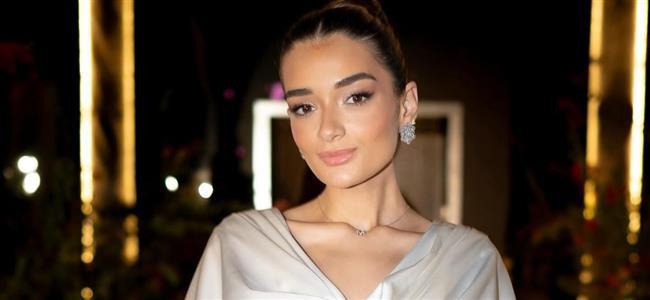 ملك زاهر بتصميم مميز في عرض أزياء