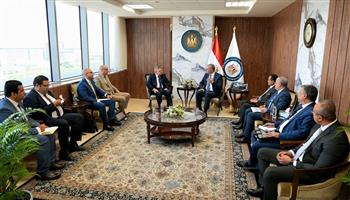 وزير البترول يبحث مع رئيس هيئة قناة السويس إنشاء محطة لتسييل الغاز الطبيعي ببورسعيد  