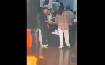 «تمرين الشعور بالذنب».. طلاب يسيرون على ظهور آبائهم (فيديو)