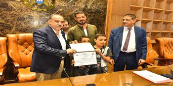 محافظ أسيوط يكرم مواطناً أنقذ أطفال من الغرق في منقباد