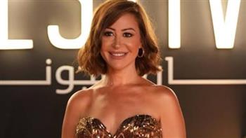 يسرا تقدم تكريم منة شلبي في مهرجان الجونة السينمائي