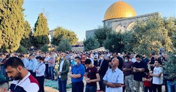 عشرات الآلاف من الفلسطينين يؤدون صلاة الجمعة في الأقصى