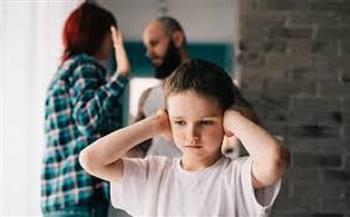 هل البقاء في العلاقة الزوجية من أجل الأطفال يحميهم أم يضرهم على المدى الطويل؟| خاص