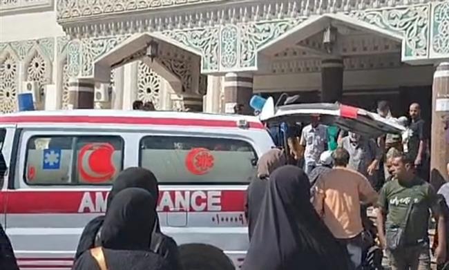 بعد أداء صلاة الجنازة.. جثمان طفل الإسماعيلية يغادر المسجد في طريقه إلى مثواه الأخير 