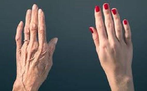 لمنع التجاعيد والبقع الداكنة على يديكِ.. اتبعي هذه النصائح