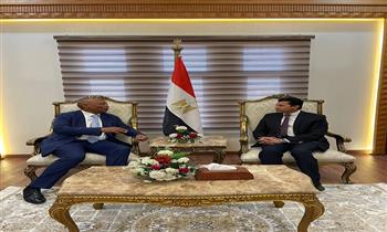 وزير الرياضة يلتقي رئيس الاتحاد الأفريقي لكرة القدم 