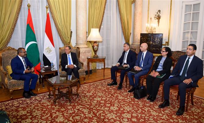 وزير الخارجية ونظيره المالديفي يبحثان فرص التعاون في مجالات التعليم والتدريب وبناء القدرات