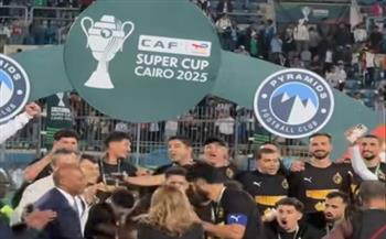 باتريس متوسيبي يسلم بيراميدز كأس السوبر الأفريقي 