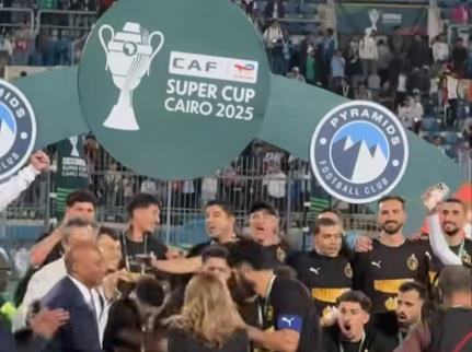 باتريس متوسيبي يسلم بيراميدز كأس السوبر الأفريقي   