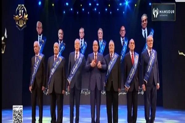 الرئيس السيسي يتوسط صورة تذكارية مع عدد من أبطال حرب أكتوبر المجيدة
