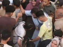 تامر حسني بـ "جبيرة" في زيارة إنسانية