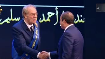 خلال الندوة التثقيفية الـ42 للقوات المسلحة.. الرئيس السيسي يكرم الفنان أحمد فؤاد سليم 