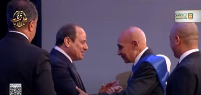 الرئيس السيسي يكرم عددًا من أبطال حرب أكتوبر