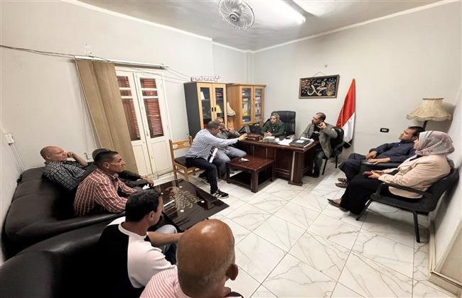 مدير "ثقافة الفيوم" تجتمع بقسم المسرح استعدادا للعروض والبروفات القادمة